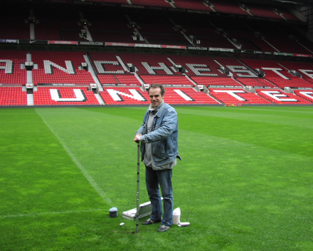 Davy Ottevaere: Bodemstalen nemen in het "Theatre of Dreams" - Old Trafford, Manchester United, Engeland.