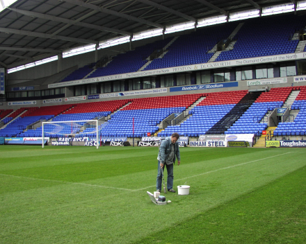 Davy Ottevaere: Bodemstalen nemen in het Reebok Stadium, Bolton Wanderers, Engeland.