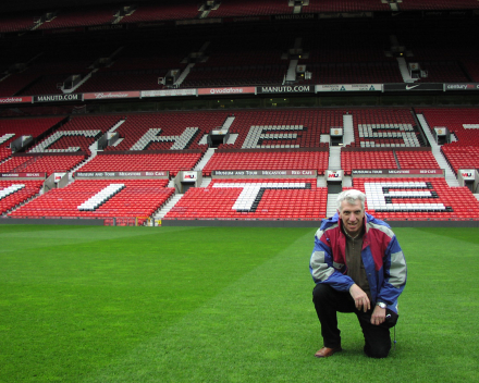 Donald Gabriels: Bodemstalen nemen in het "Theatre of Dreams" - Old Trafford, Manchester United, Engeland.