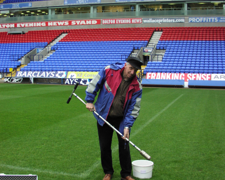 Donald Gabriels: Bodemstalen nemen in het Reebok Stadium, Bolton Wanderers, Engeland.