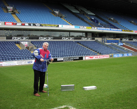 Donald Gabriels: Bodemstalen nemen in Ewood Park, Blackurn Rovers, Engeland.